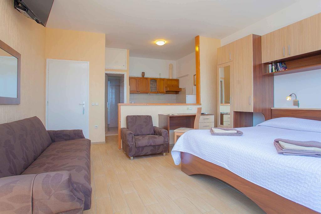 Guest House Lovric لومباردا المظهر الخارجي الصورة